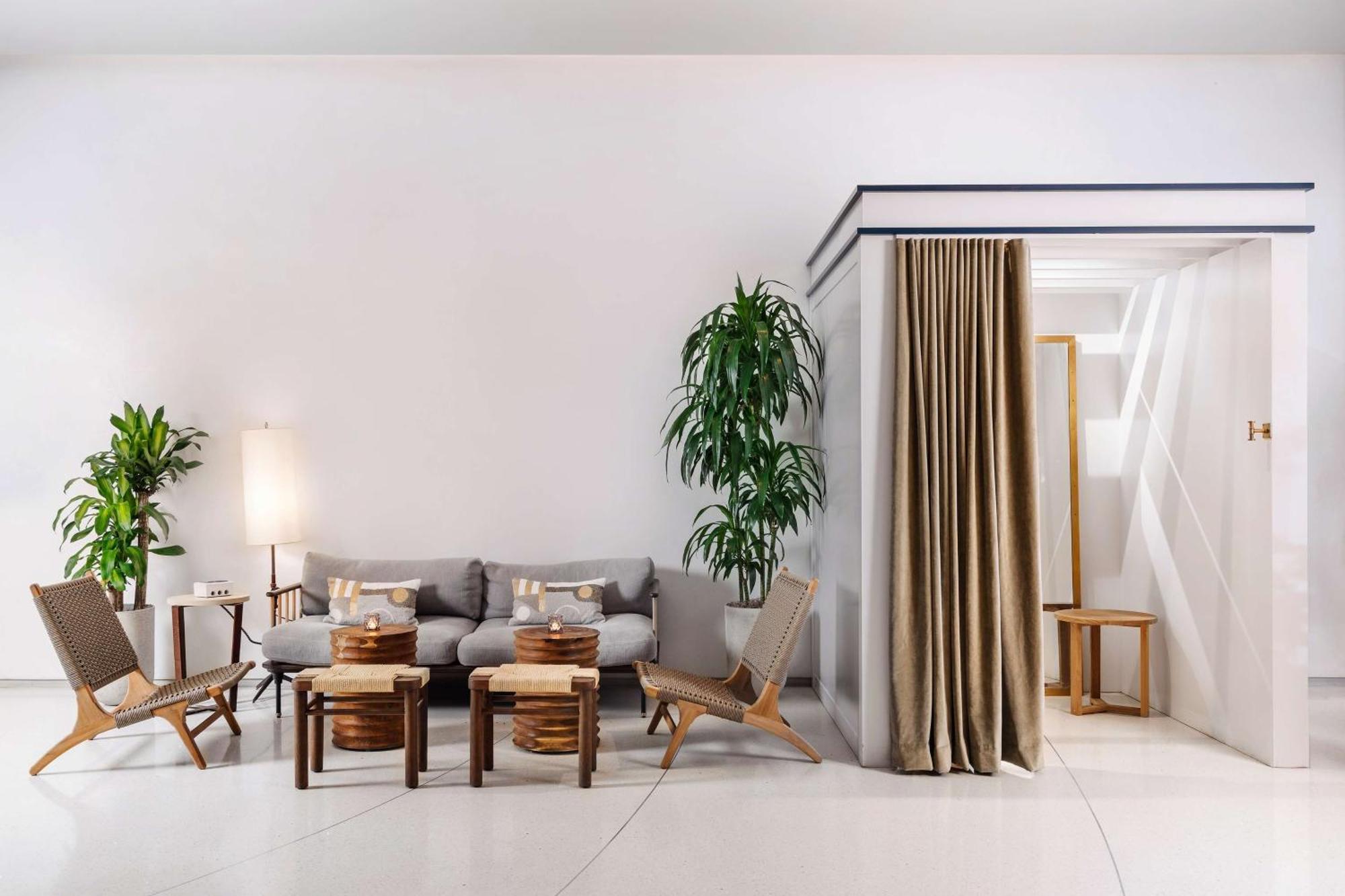 Nautilus Sonesta Miami Beach Ngoại thất bức ảnh A curtain used as a room divider