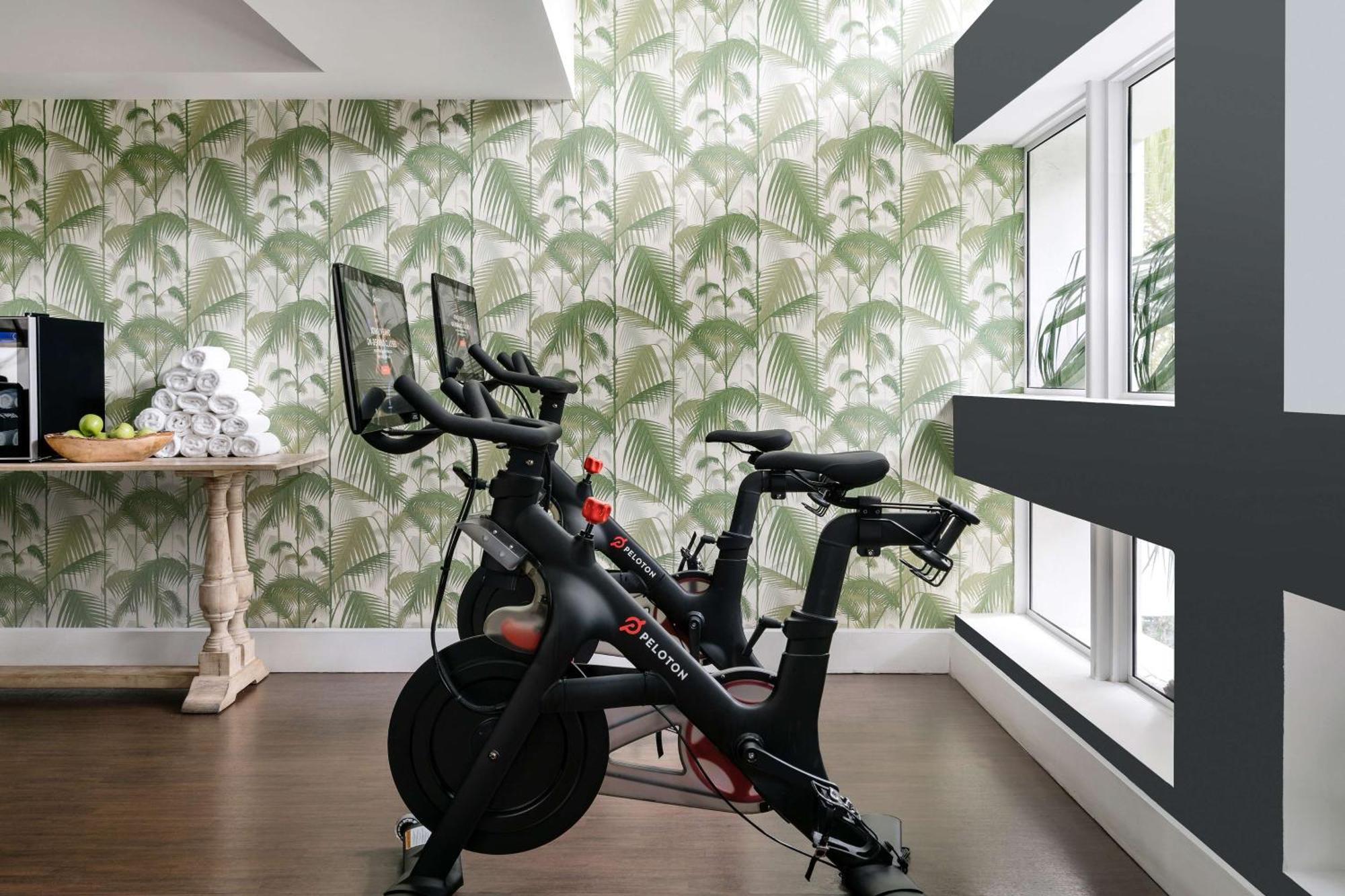 Nautilus Sonesta Miami Beach Ngoại thất bức ảnh Peloton stationary bike