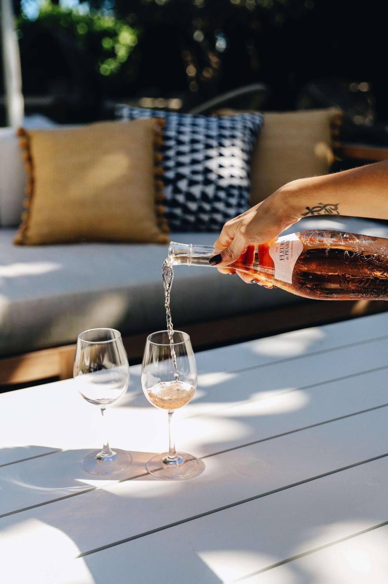 Nautilus Sonesta Miami Beach Ngoại thất bức ảnh Wine being poured
