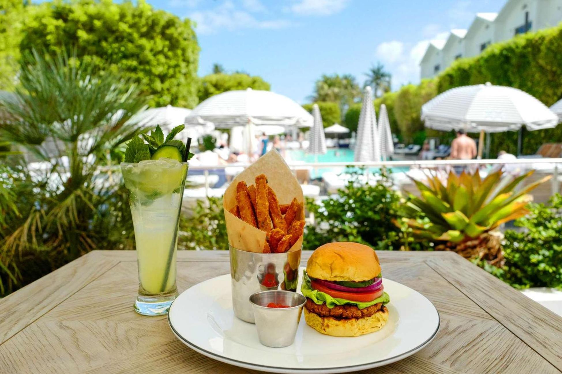 Nautilus Sonesta Miami Beach Ngoại thất bức ảnh A vegan burger at the Fontainebleau Hotel in Miami Beach, Florida